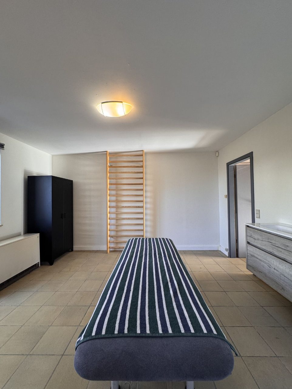 Salle de soins du Cabinet Henao à Nalinnes – environnement professionnel